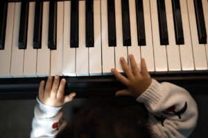 lahjakas-lapsi-soittaa-pianoa